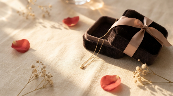 Personalisierte Geschenke – gravierte Goldkette mit Geschenkbox und Rosenblättern