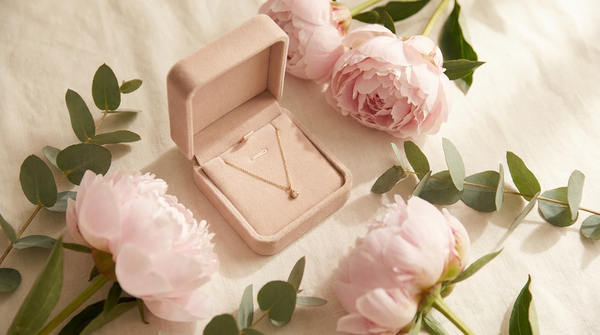 Muttertagsgeschenk – goldene Halskette in Geschenkbox mit Pfingstrosen