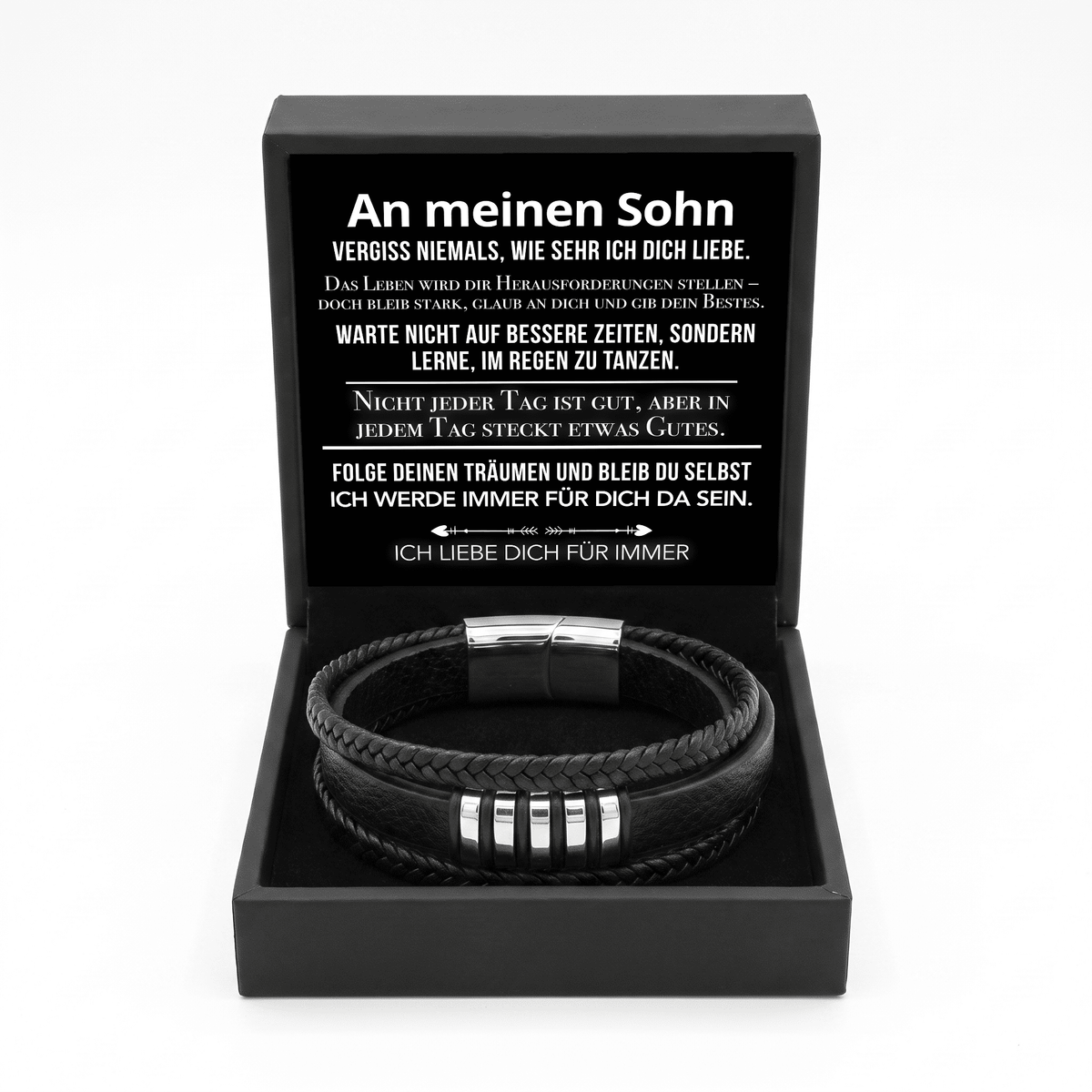 Aufgeklappte Geschenkbox mit Karte An meinen Sohn und aufgerolltem Lederarmband mit Silberverschluss vor weißem Hintergrund