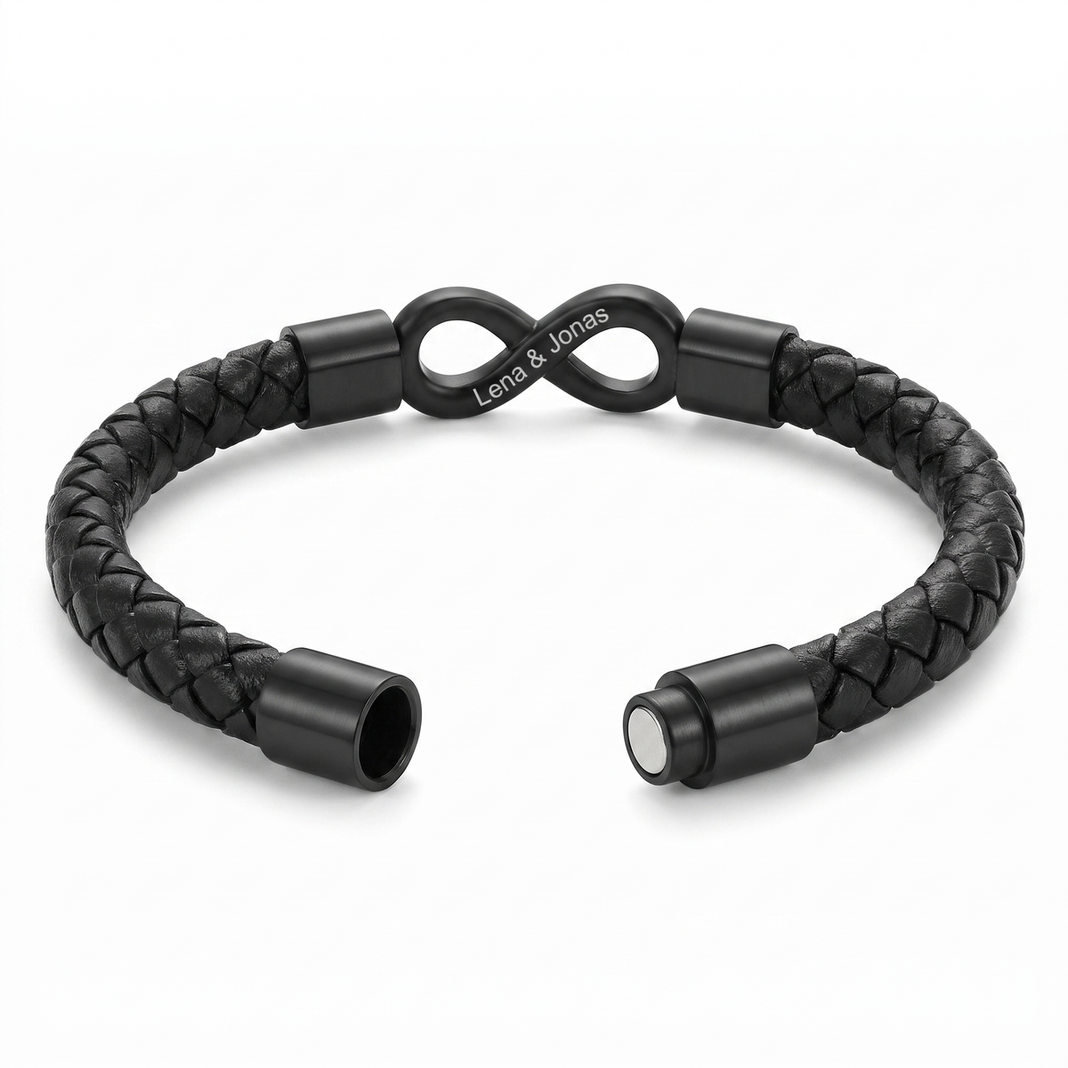Freisteller: offenes Flechtlederarmband mit magnetischem Verschluss und schwarzem Infinity-Anhänger, Gravur Lena und Jonas