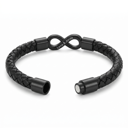 Freisteller: offenes Flechtlederarmband mit magnetischem Verschluss und schwarzem Infinity-Anhänger, Gravur Lena und Jonas