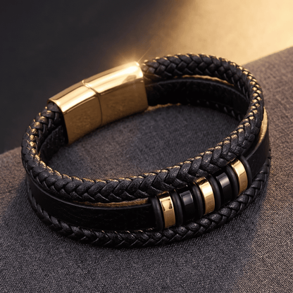 Mehrreihiges schwarzes Lederarmband mit goldenem Magnetverschluss und goldenen Zwischenringen, Detailaufnahme