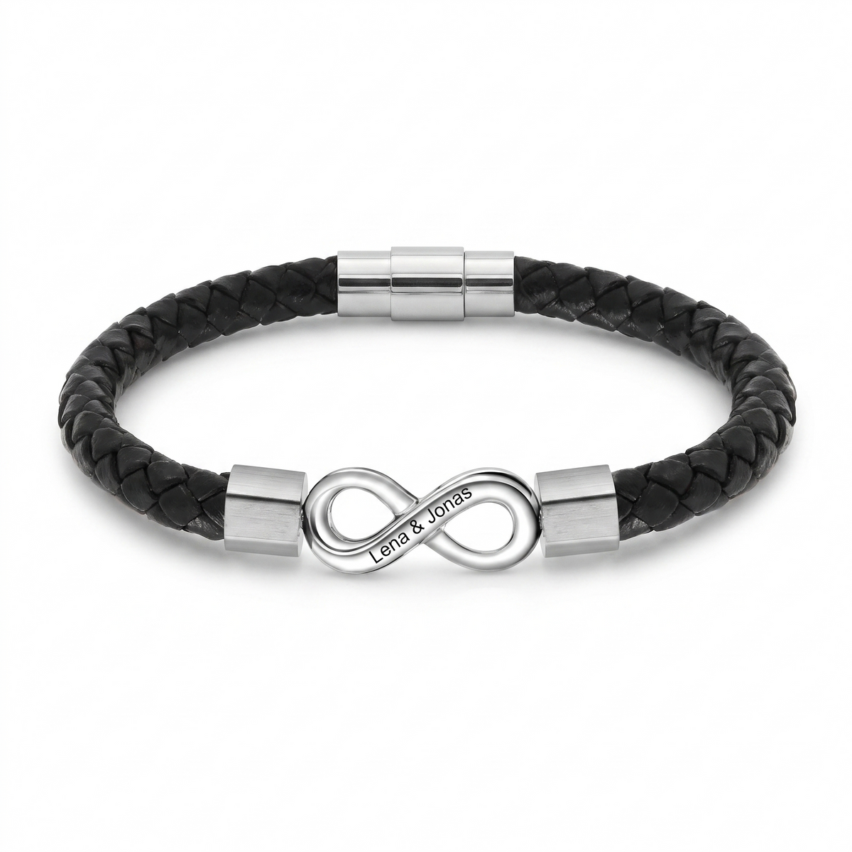 Freisteller auf weißem Grund: schwarzes Flechtlederarmband mit silbernem Infinity-Anhänger, Gravur Lena und Jonas