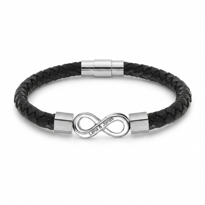 Freisteller auf weißem Grund: schwarzes Flechtlederarmband mit silbernem Infinity-Anhänger, Gravur Lena und Jonas