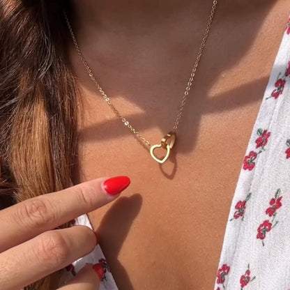 Ewige Amor-Rosenbox mit gravierter Doppelherz-Halskette