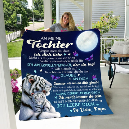 An meine Tochter - Kuscheldecke mit liebevoller Botschaft bei Nacht