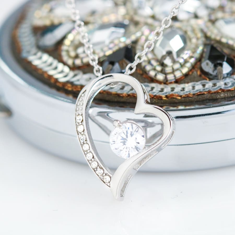 Ewige Rosen-Drehkugel mit Herzschmuck in 14k Weißgold Veredelung