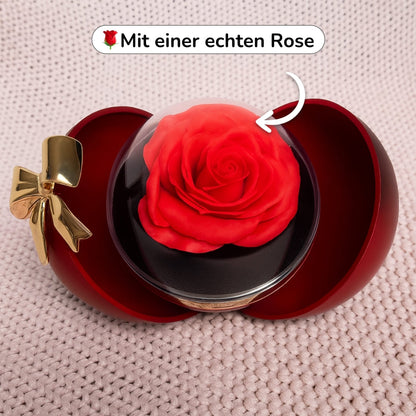 Ewige Rose in Kugelbox – Doppelherz-Halskette mit persönlicher Gravur
