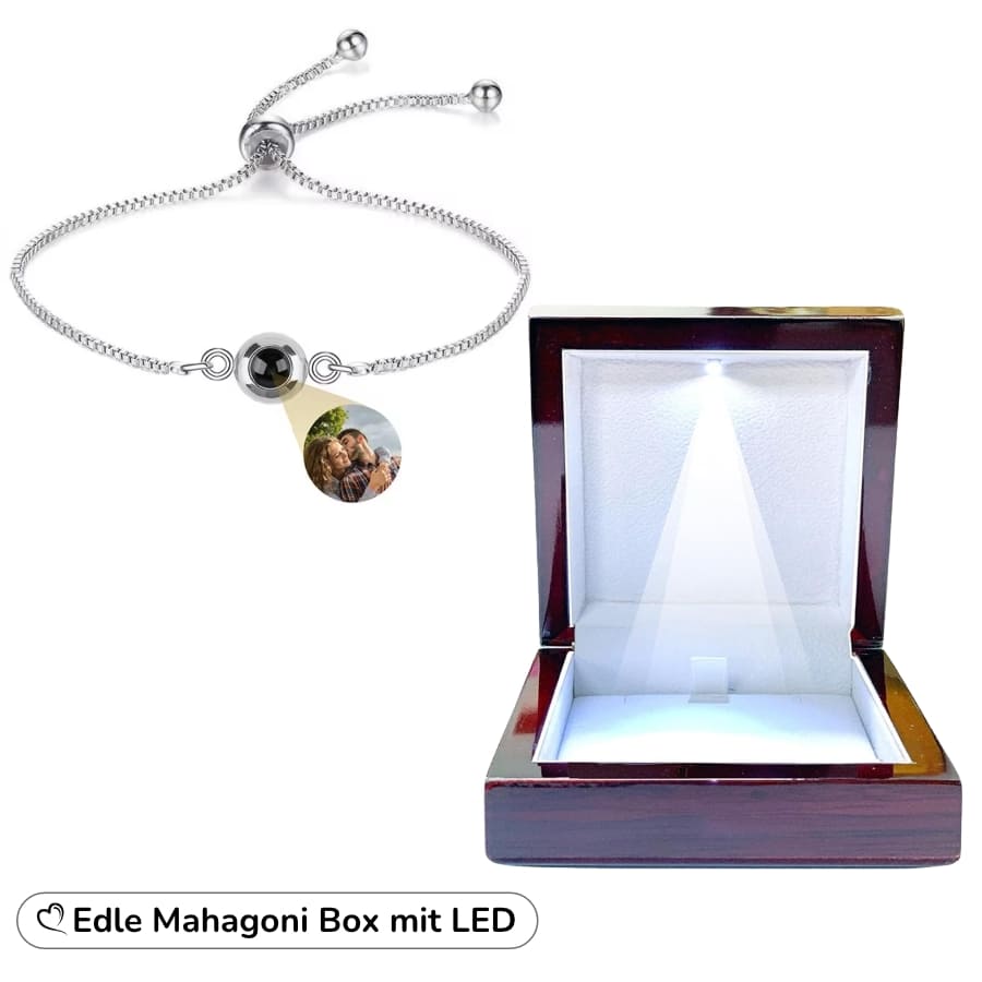 Weißgold-Fotoarmband neben geöffneter Mahagoni-Box mit LED-Beleuchtung, Text Edle Mahagoni Box mit LED.