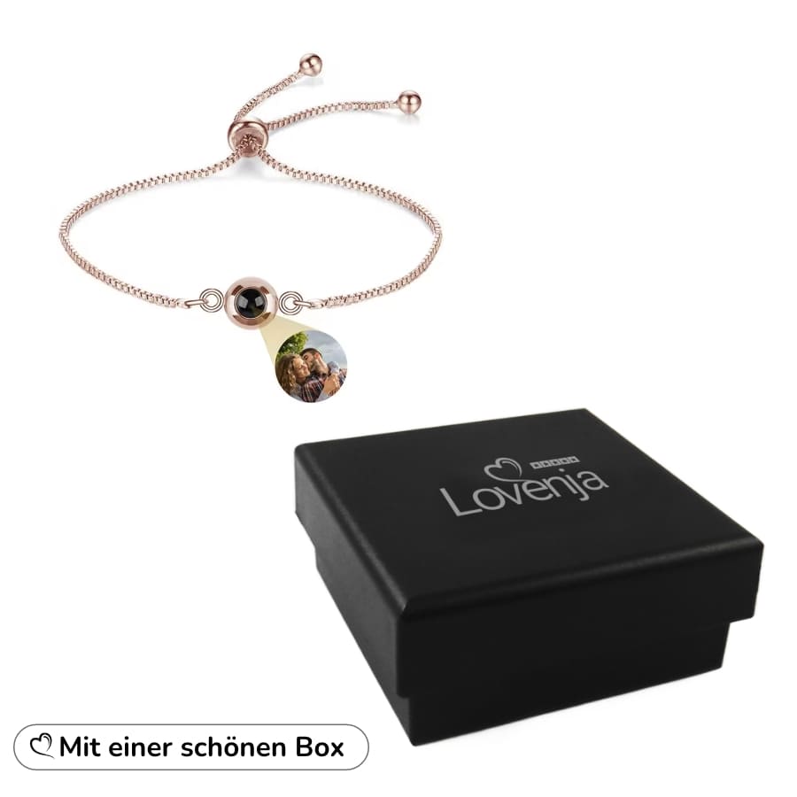 Roségoldenes Fotoarmband neben schwarzer Geschenkbox mit Lovenja-Logo, Text Mit einer schönen Box.