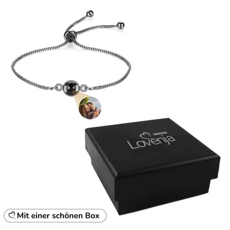 Anthrazitfarbenes Fotoarmband neben schwarzer Geschenkbox mit Lovenja-Logo, Text Mit einer schönen Box.