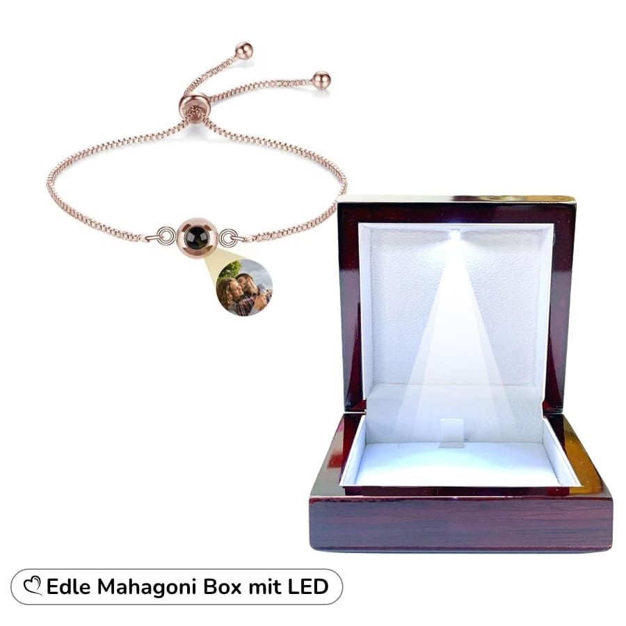 Roségoldenes Fotoarmband neben geöffneter Mahagoni-Box mit LED-Beleuchtung, Text Edle Mahagoni Box mit LED.