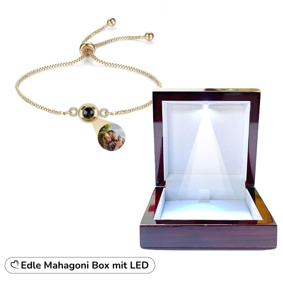 Goldenes Fotoarmband neben geöffneter Mahagoni-Box mit LED-Beleuchtung, Text Edle Mahagoni Box mit LED.