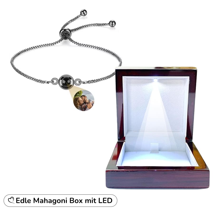 Anthrazitfarbenes Fotoarmband neben geöffneter Mahagoni-Box mit LED-Beleuchtung, Text Edle Mahagoni Box mit LED.