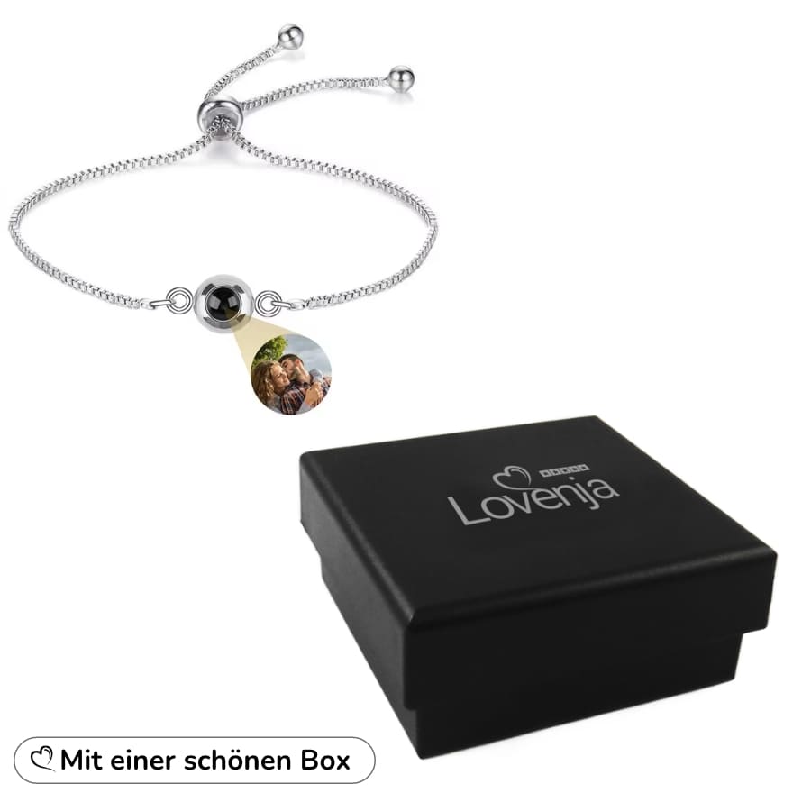 Weißgold-Fotoarmband neben schwarzer Geschenkbox mit Lovenja-Logo, Text Mit einer schönen Box.