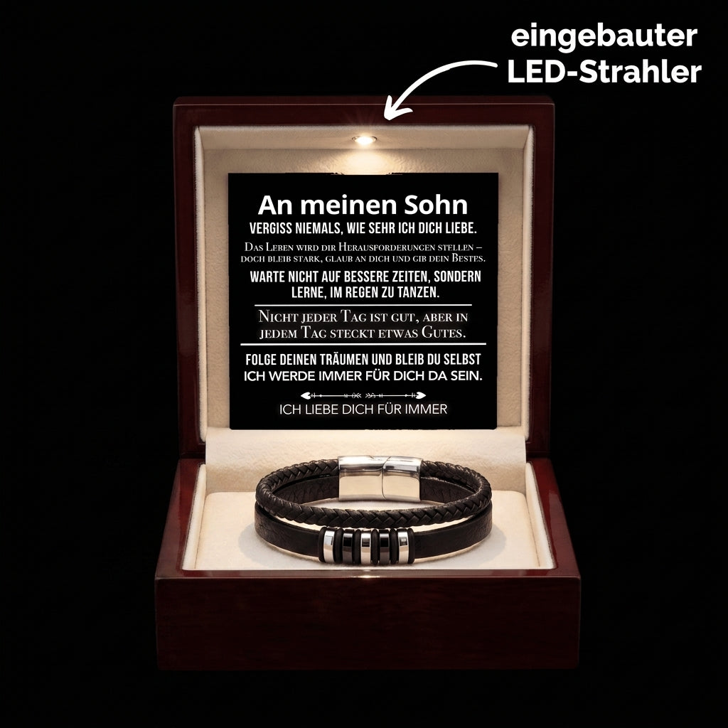 Frontal geöffnete Holzbox mit beleuchteter Karte An meinen Sohn, Lederarmband mit Silberverschluss, Hinweis auf LED-Strahler