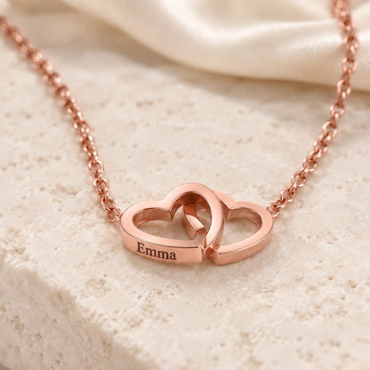 Doppelherz-Halskette in 14k Roségold mit Namensgravur, Nahaufnahme