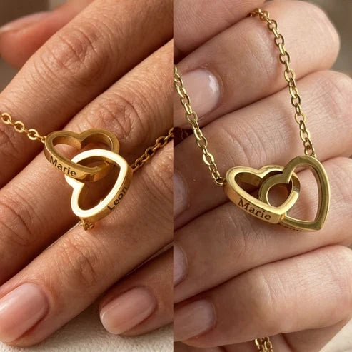 Zwei Nahaufnahmen der goldenen Doppelherz-Halskette mit Gravur Marie und Leon in der Hand