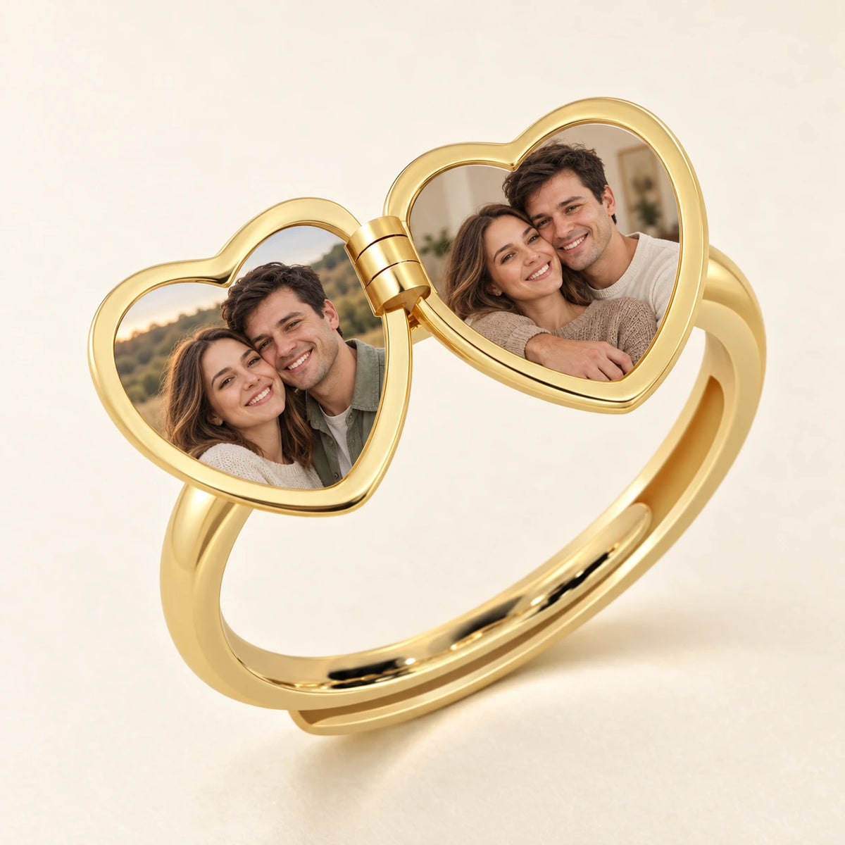 Geöffneter Herz-Medaillonring in Gold mit zwei Fotos eines Paares