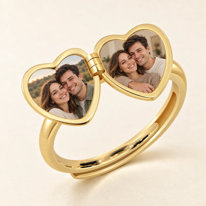 Geöffneter Herz-Medaillonring in Gold mit zwei Fotos eines Paares