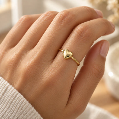 Goldener Herz-Medaillonring am Finger, Nahaufnahme