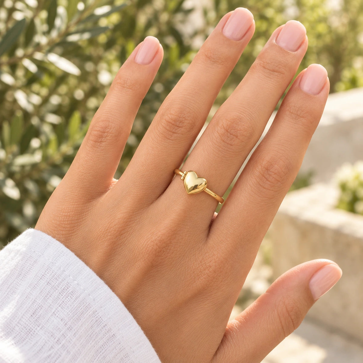 Herz-Medaillonring in Gold, Lifestyle-Aufnahme