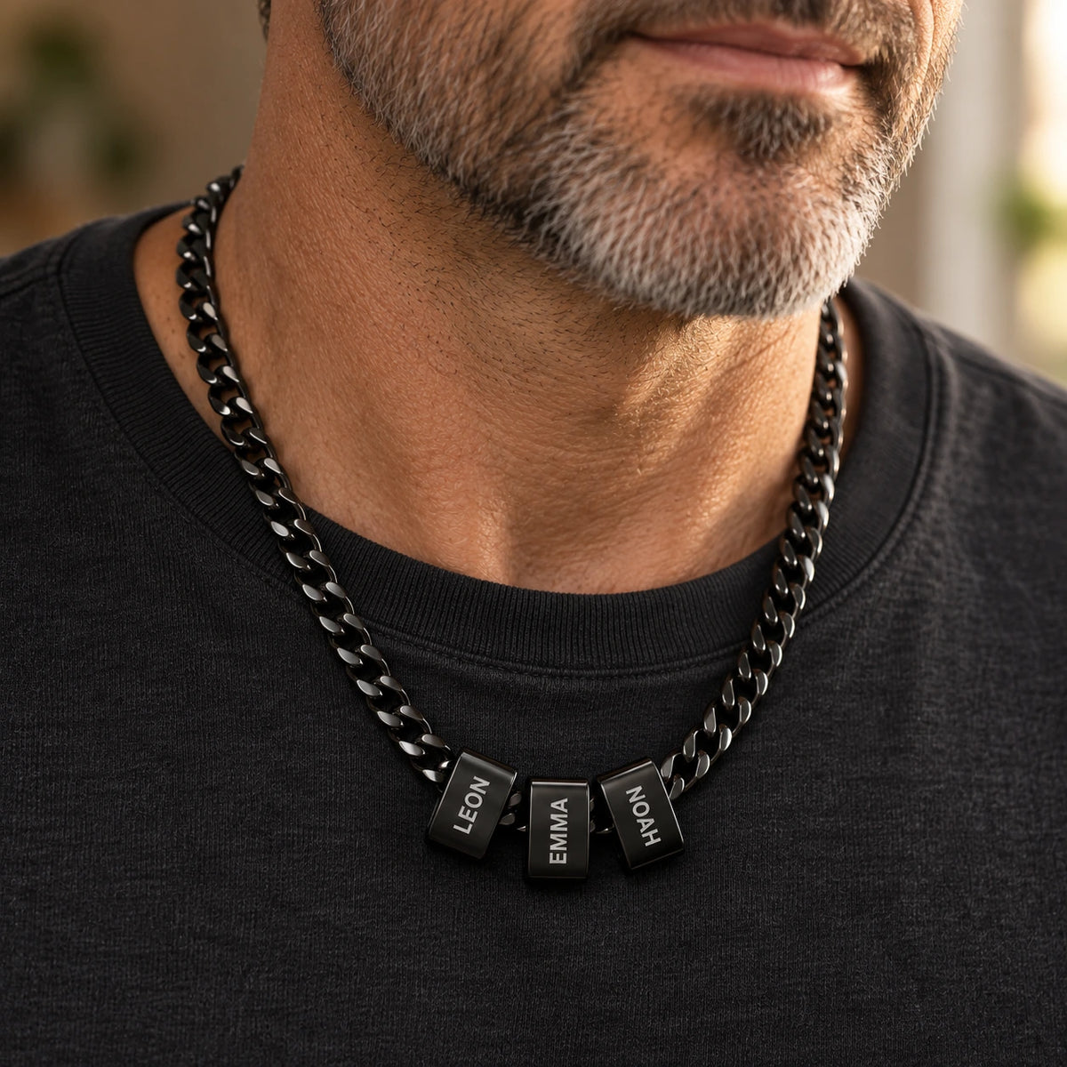 Mann trägt die schwarze Cuban Chain mit gravierten Beads