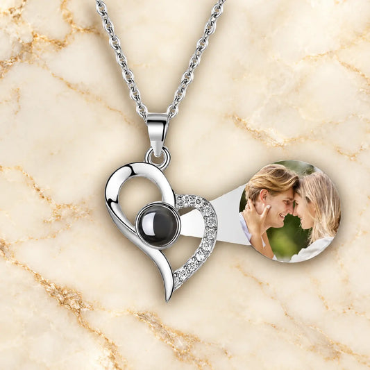 Weißgold-Schwungherz-Kette mit Zirkonia und rundem Fotostein, daneben Bildkreis mit lächelndem Paar