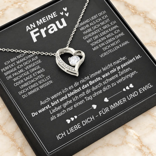 Weißgold-Herzanhänger mit Zirkonia auf der Botschaftskarte An meine Frau in der schwarzen Premium Box