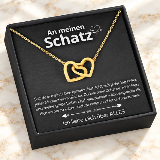 Goldene Doppelherz-Kette in offener schwarzer Box, Karte An meinen Schatz mit dem Spruch Ich liebe Dich über ALLES.