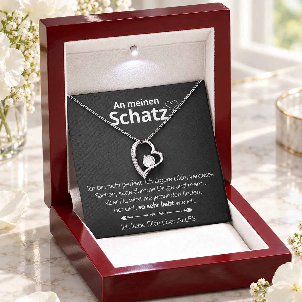 Weißgold-Herzanhänger auf Karte An meinen Schatz in geöffneter Mahagoni-Stil Luxus-Box