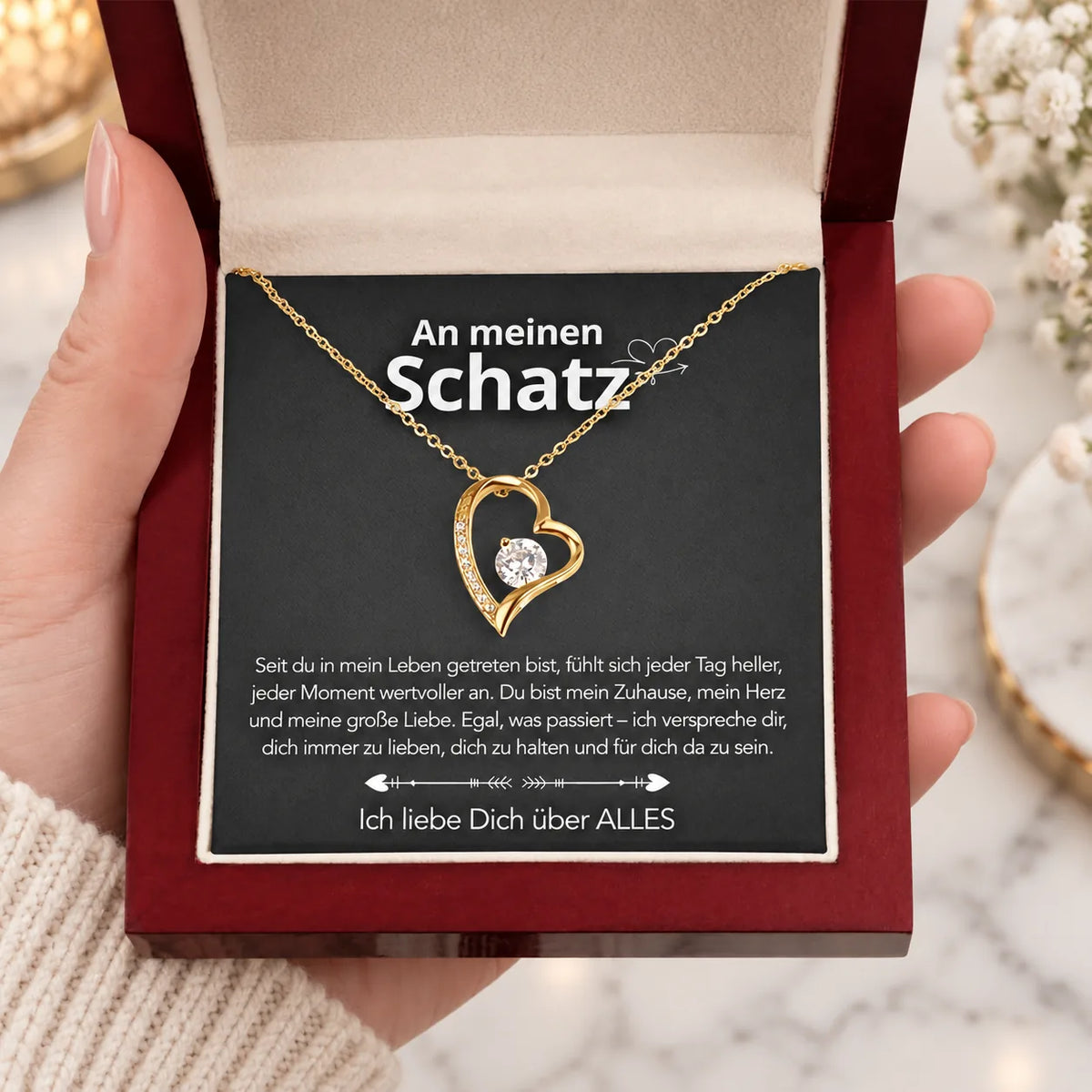 Gelbgold-Herzanhänger mit Karte An meinen Schatz in Mahagoni-Box in der Hand