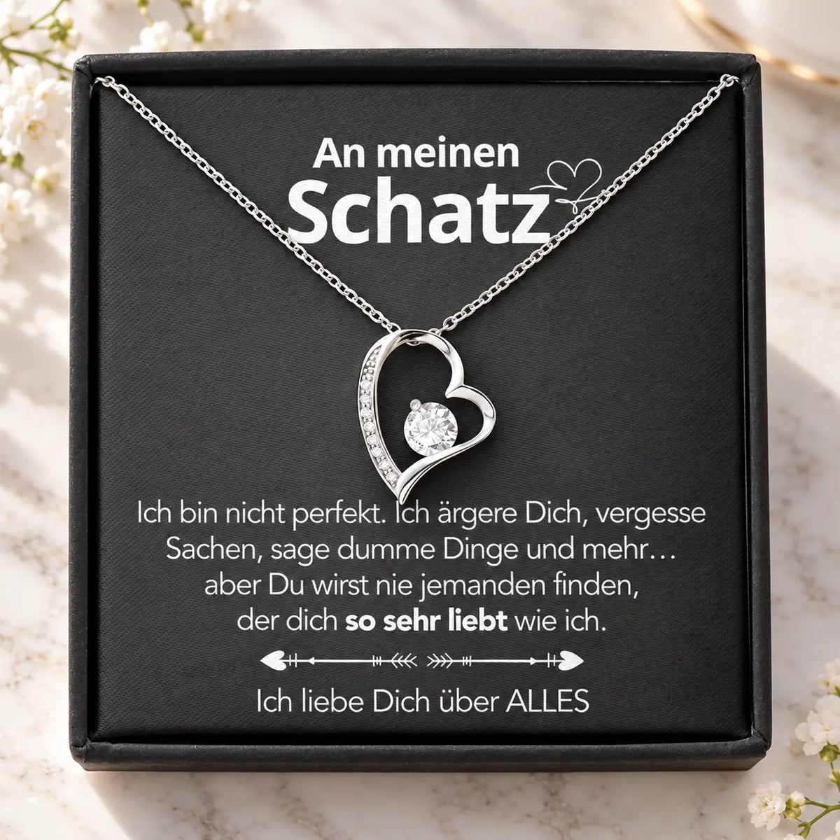Weißgold-Herzanhänger auf Karte An meinen Schatz in schwarzer Premium-Box, frontales Variantenmotiv