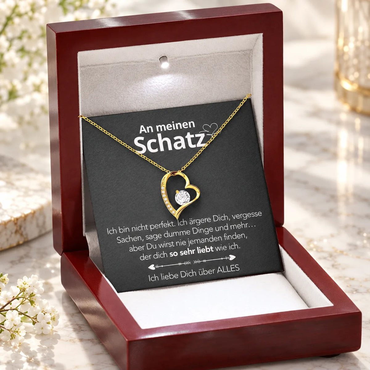 Gelbgold-Herzanhänger auf Karte An meinen Schatz in geöffneter Mahagoni-Stil Luxus-Box