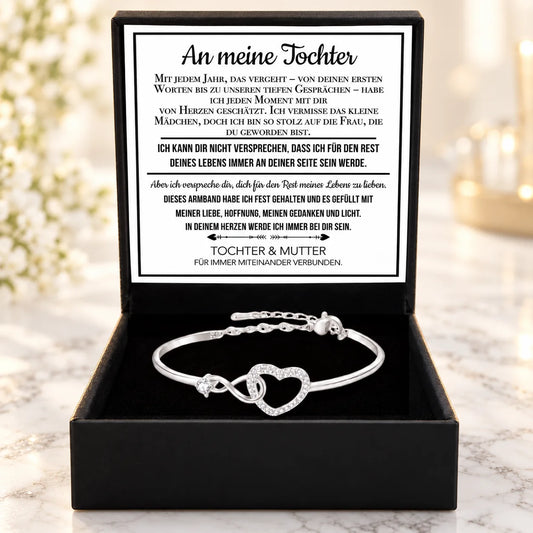 Weißgold-Unendliches Herz-Armband in schwarzer Geschenkbox mit weißer Karte An meine Tochter auf hellem Marmor