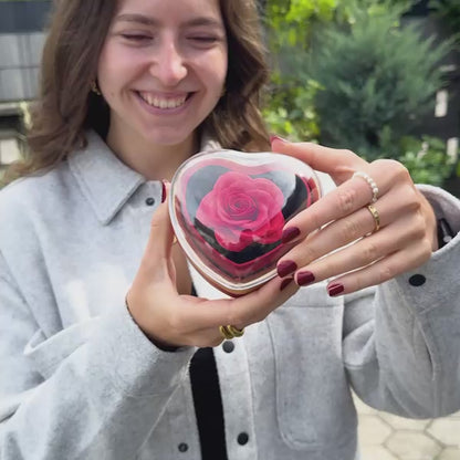 Herzförmige Rosenbox mit gravierter Doppelherz-Halskette